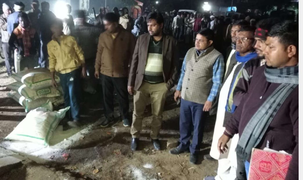 Committees lock opened at night in Mahoba, SDM distributed manure