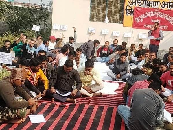 Electricity employees protested by boycotting work demanding old pension in Kasganj