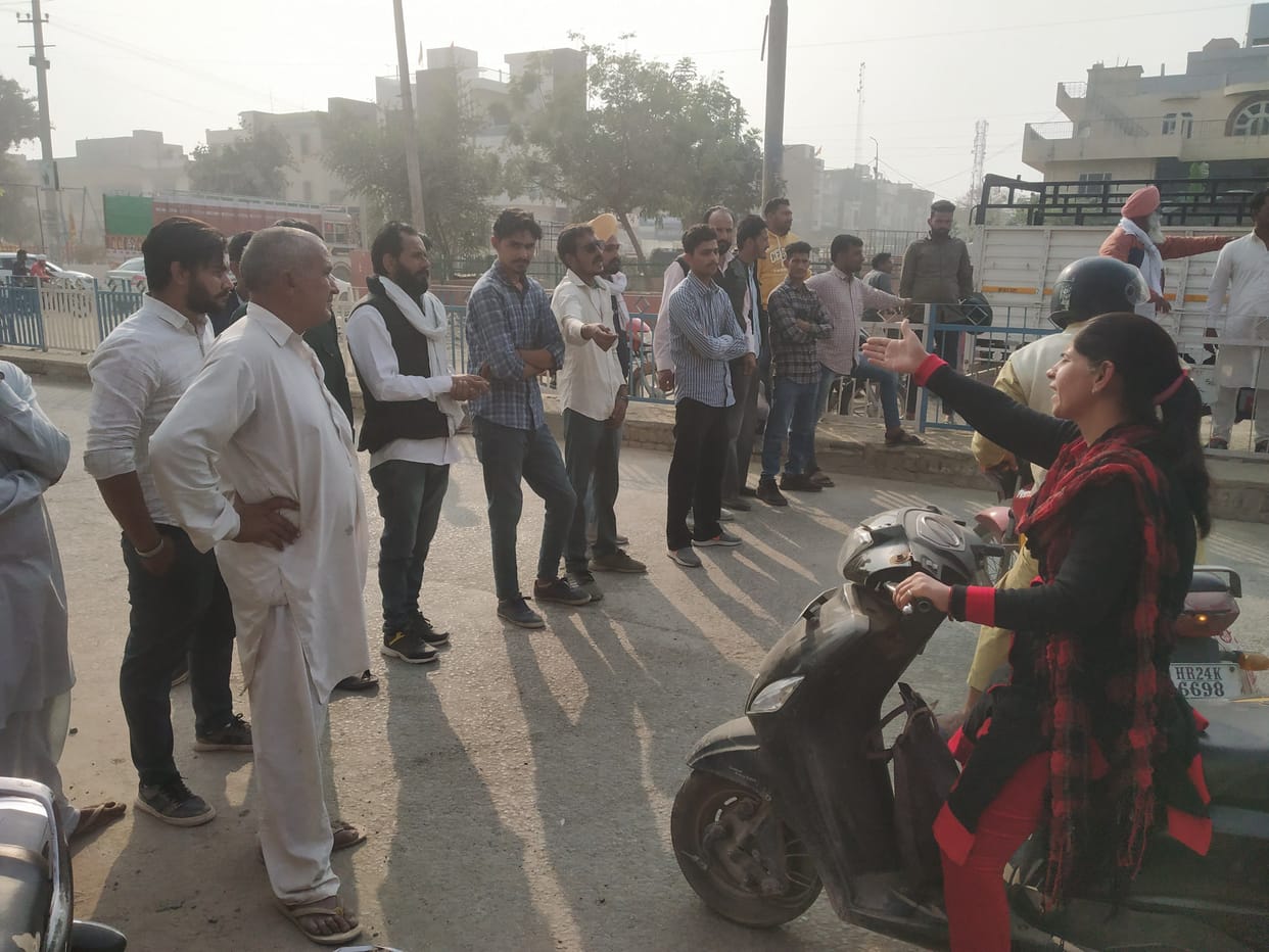 Farmers block road after shortage of fertilisers at government centre, send it to private centre after an hour