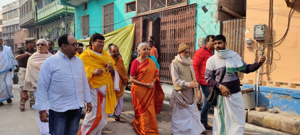 Finance Minister Nirmala Sitharaman in Kashi Worshiped at Kedar Ghat and Hanuman Ghat, boating in Ganga
