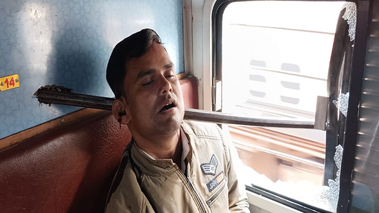 Accident in Nilanchal Express aligarh Fear of traveling in Nilanchal Express, passengers canceling tickets
