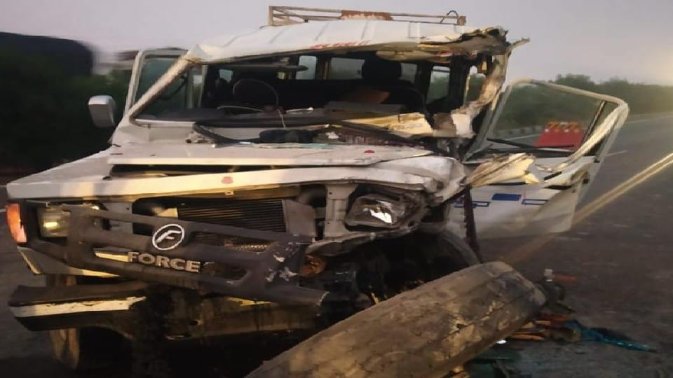 four died in road accident car collided with truck on Agra Jaipur highway in Fatehpur Sikri