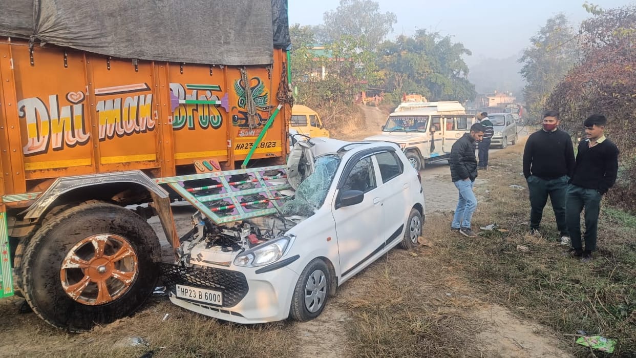 Road Accident, The car returning from the procession collided with the truck, five injured