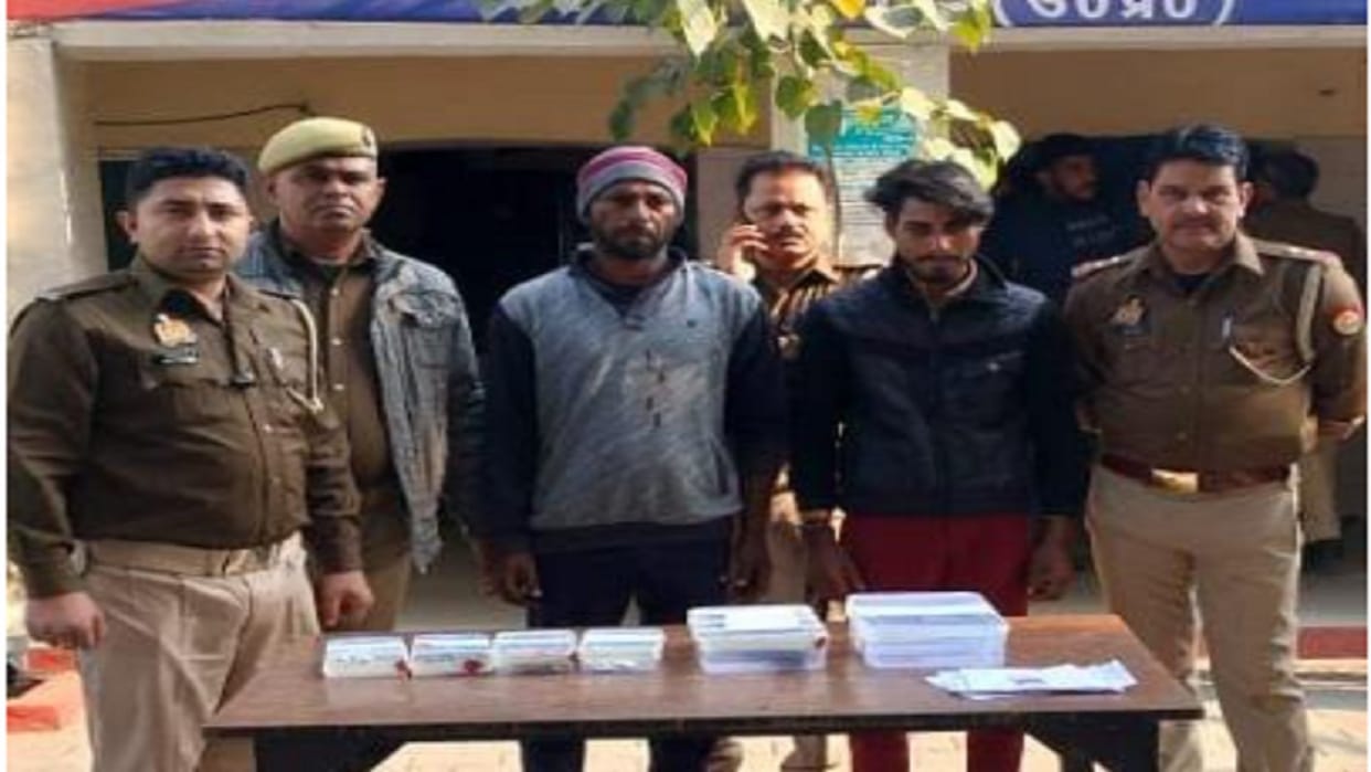 Saharanpur Police have arrested two crooks with gold and silver jewelery after looted in a house