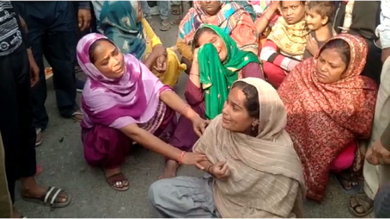 A little girl has died in accident front of mother on the road in Saharanpur and see photos