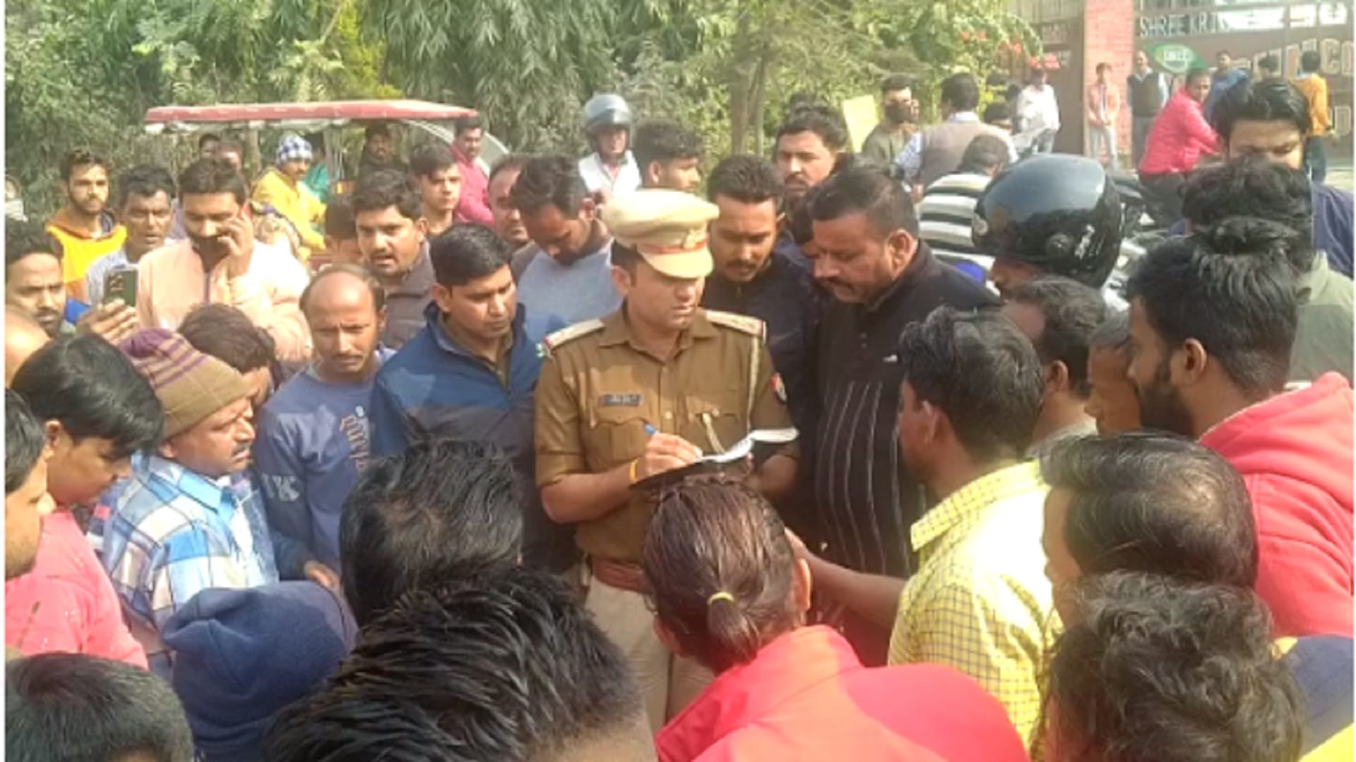A little girl has died in accident front of mother on the road in Saharanpur and see photos