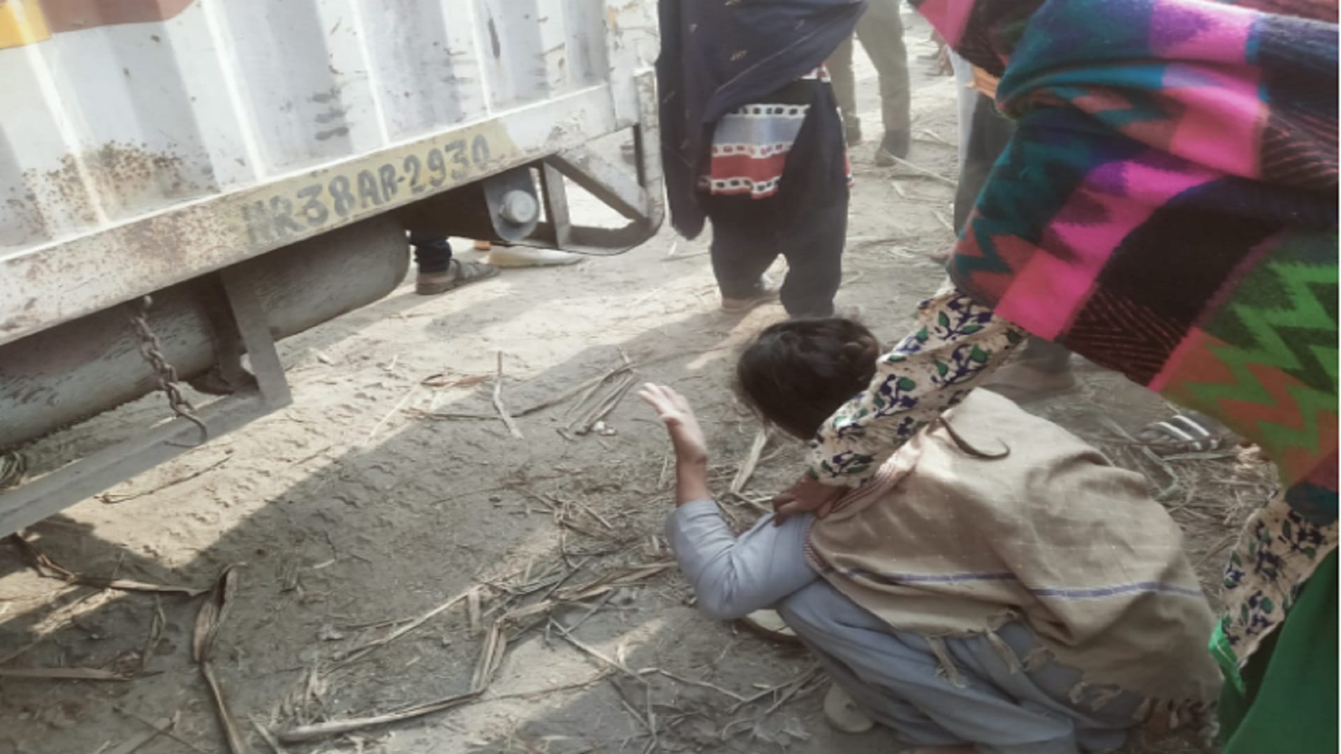 A little girl has died in accident front of mother on the road in Saharanpur and see photos