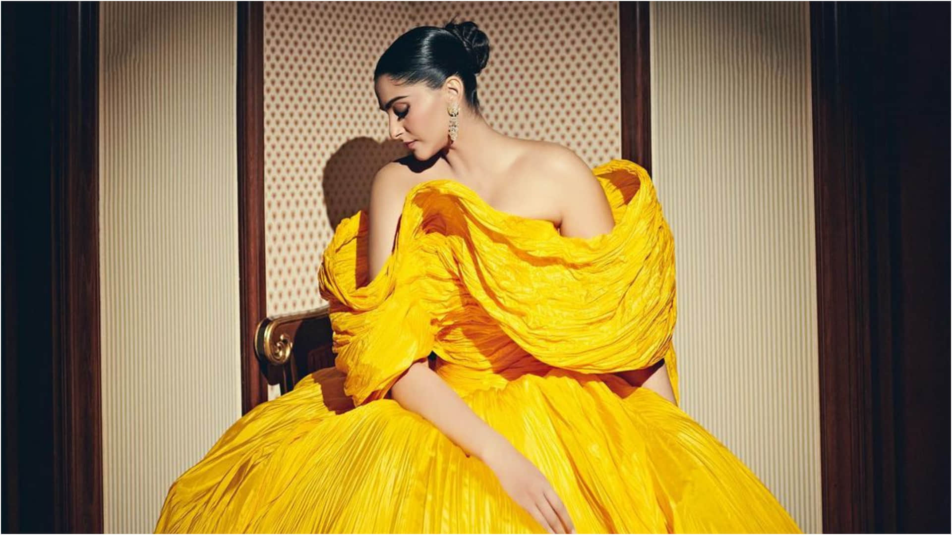 sonam kapoor red carpet moment in red sea international film festival gorgeous