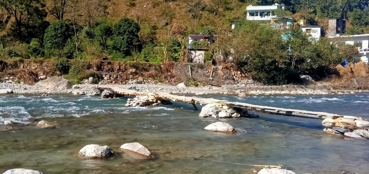Villagers built a temporary bridge in Ramganga from shramdaan