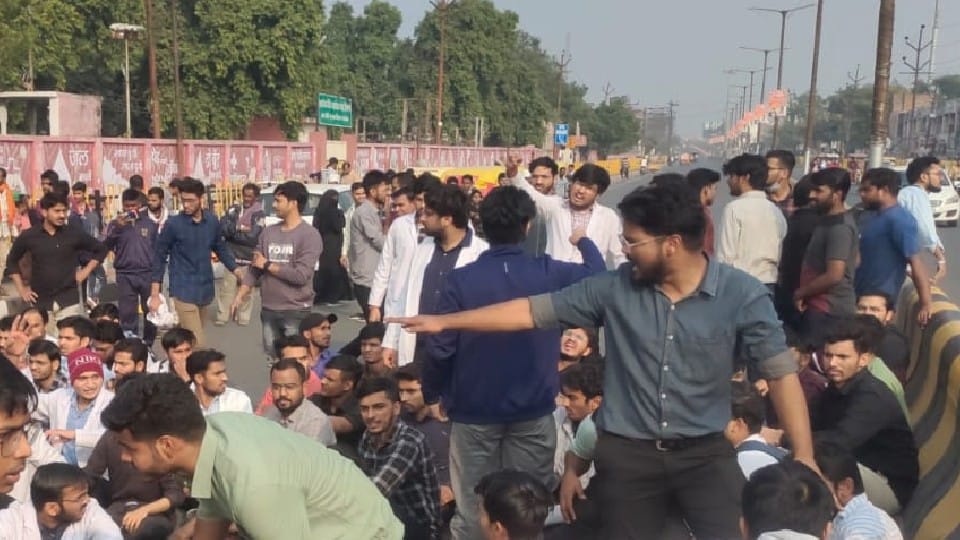 MBBS student dead body found hanging in medical college hostel in firozabad