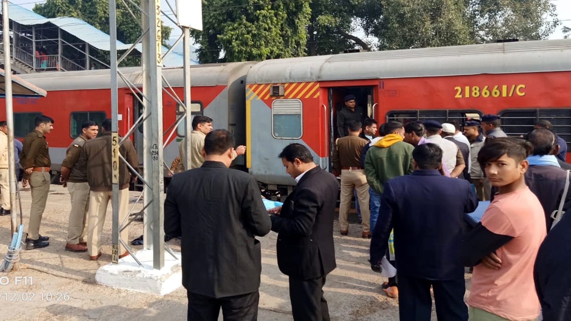 Accident in Nilanchal Express aligarh Iron rod entered the passenger at the speed of bullet
