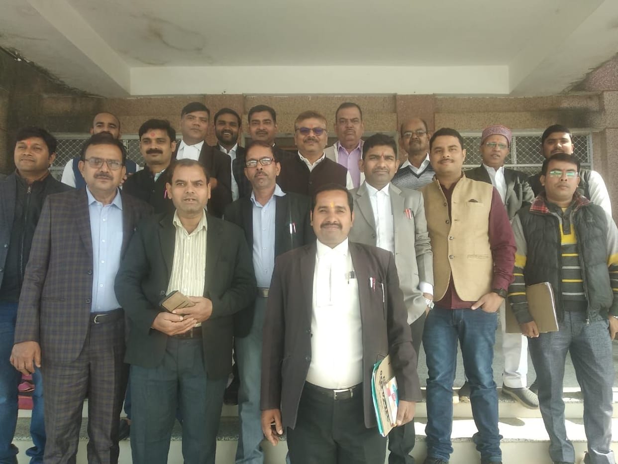 Lawyers demonstrated at civil court gate