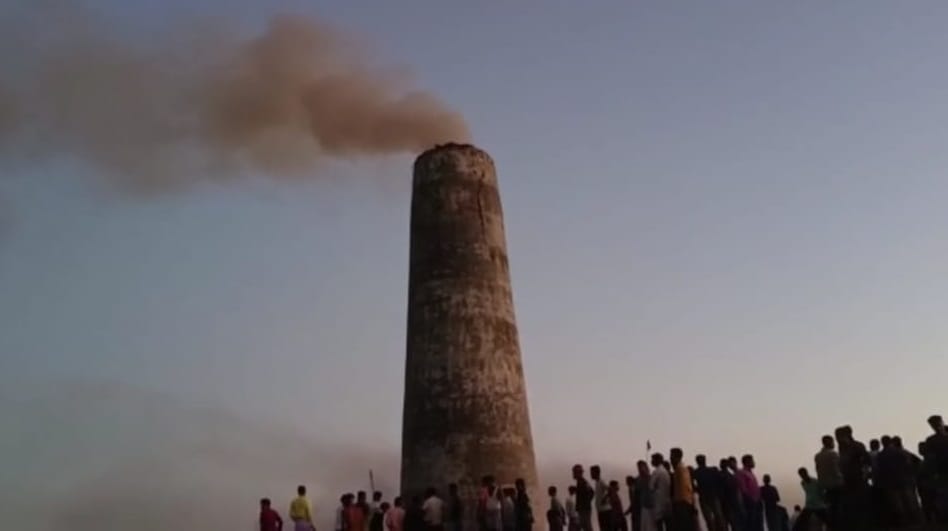 Upper part of the chimney fell with an explosion in Assam, Khagaria's father and son died under the hot debris