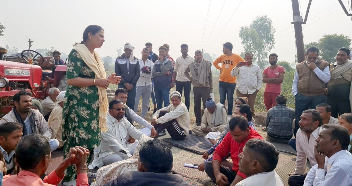 Villagers jammed on Chausana road in protest against substandard material