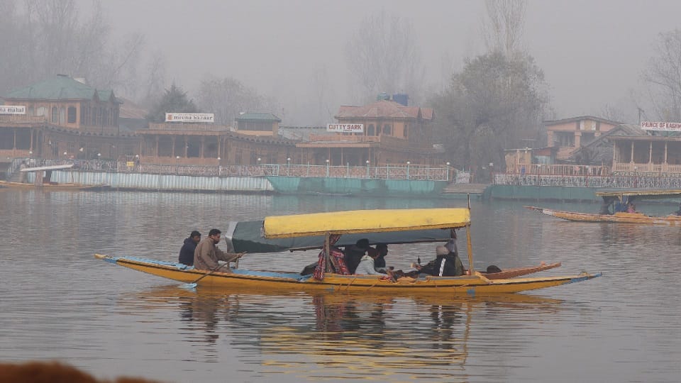 weather will remain clear in Jammu Kashmir till December 8, the mercury in the Valley and Ladakh is minus