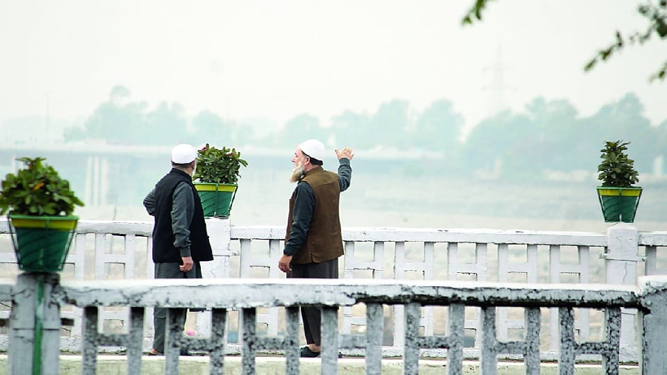 weather will remain clear in Jammu Kashmir till December 8, the mercury in the Valley and Ladakh is minus