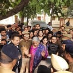 छात्रों के साथ तस्वीर खिंचवाती वित्त मंत्री निर्मला सीतारमण