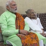 मां से मिलने पहुंचे पीएम मोदी
