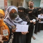 वोट डालने के लिए कतार में खड़े मतदाता