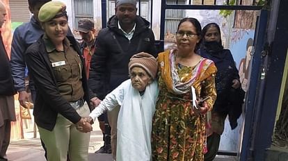 बाड़ा हिंदूराव में 106 साल की बुजुर्ग ने किया मतदान