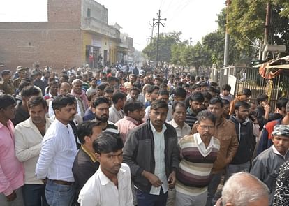 मेडिकल कॉलेज के छात्र शैलेंद्र के दाह संस्कार के दौरान मौजूद समाज के लोगों की भीड़