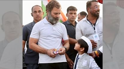 राहुल से मिलने पहुंचा नन्हा समर्थक।