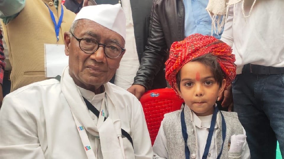 Rahul Gandhi's little supporter came to meet him with chocolate