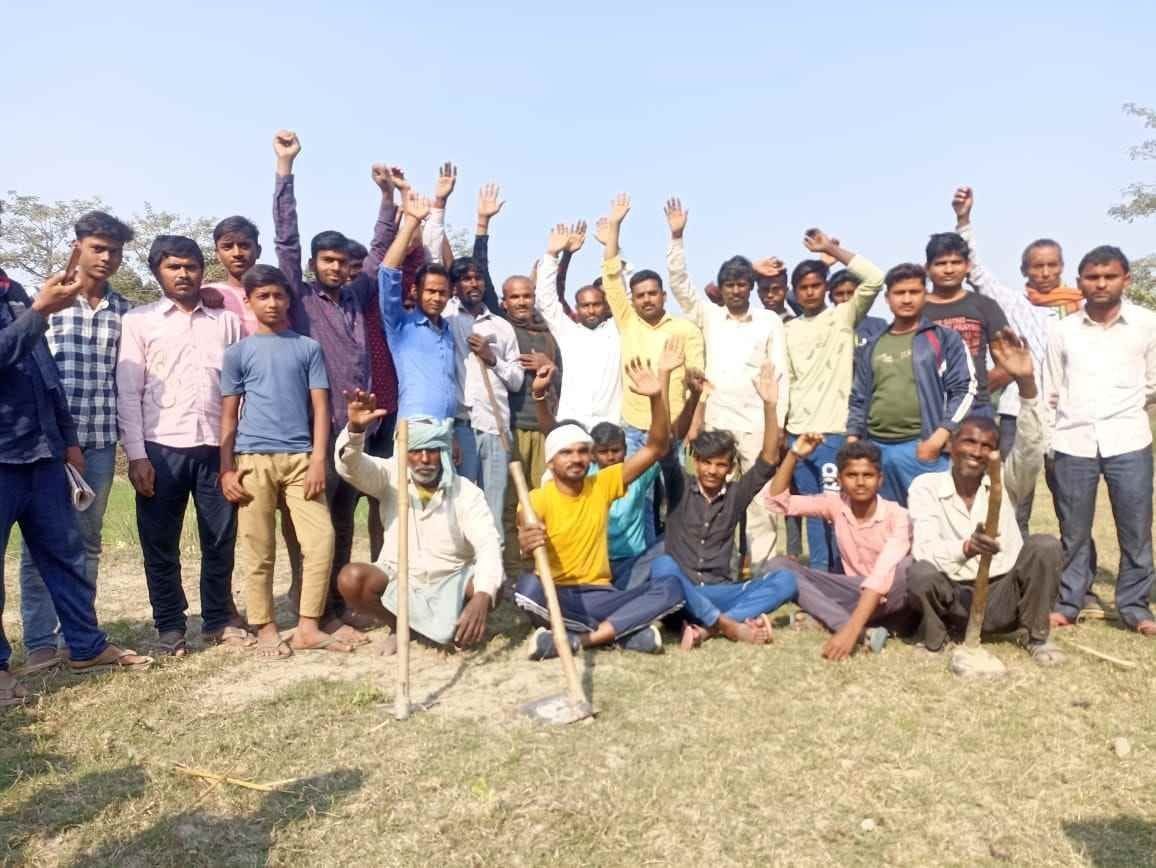 People protested alleging extortion of money from the fire victim