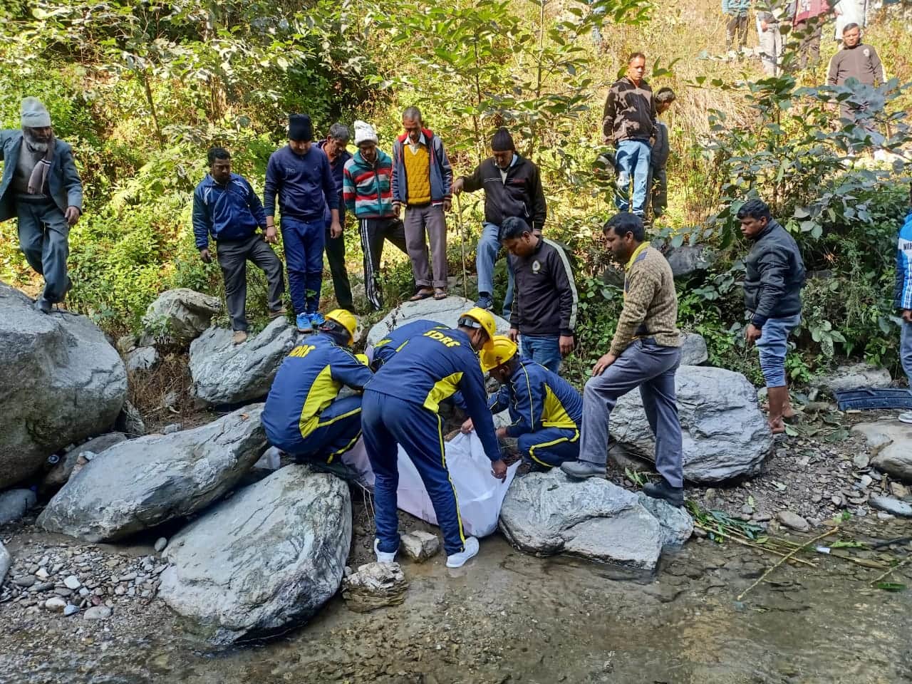 Uttarakhand Almora Barat Car Accident News Groom done Funeral of father and Bhabhi