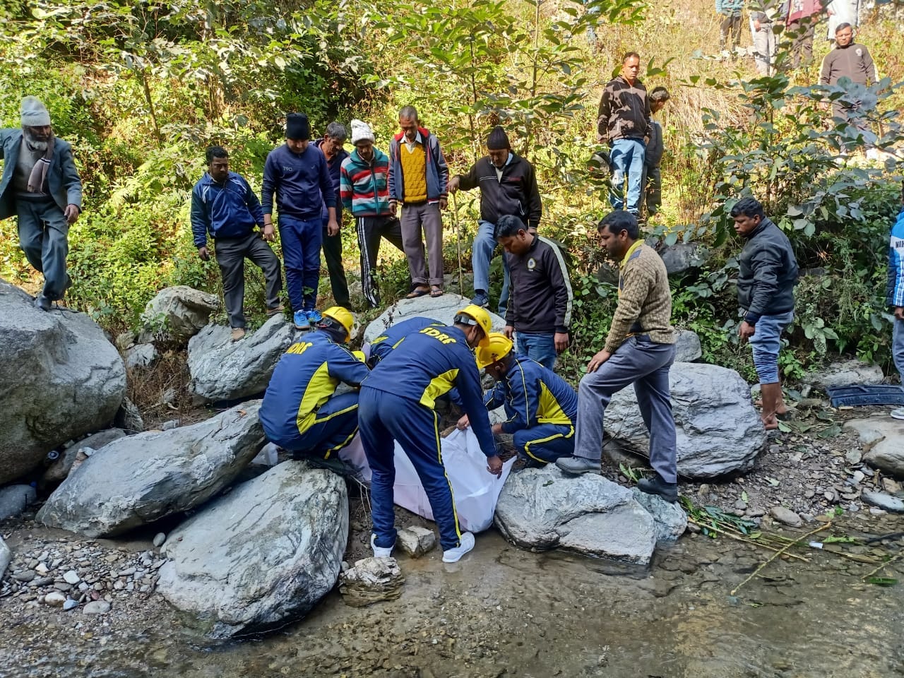 Uttarakhand Almora Barat Car Accident News Groom done Funeral of father and Bhabhi