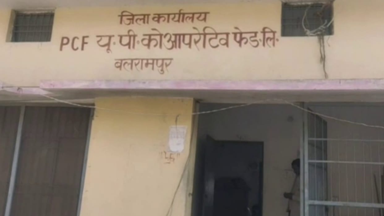 5015 packets fertilizer stolen from a godam in balrampur.