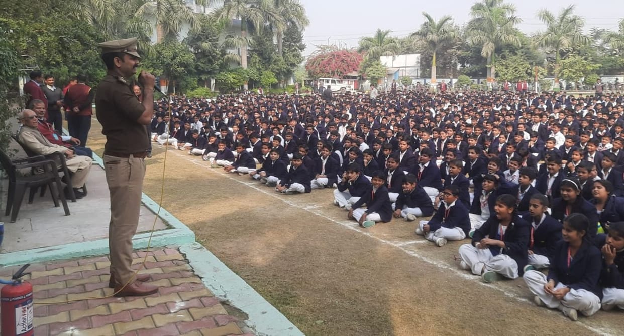 Tell school students how to deal with fire