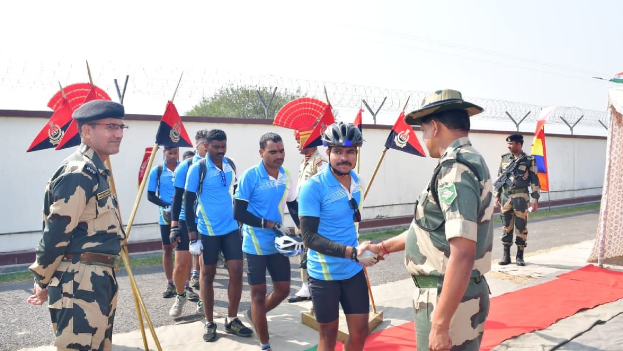 West Bengal: BSF cycle rally reached in Murshidabad force and villagers warmly welcome