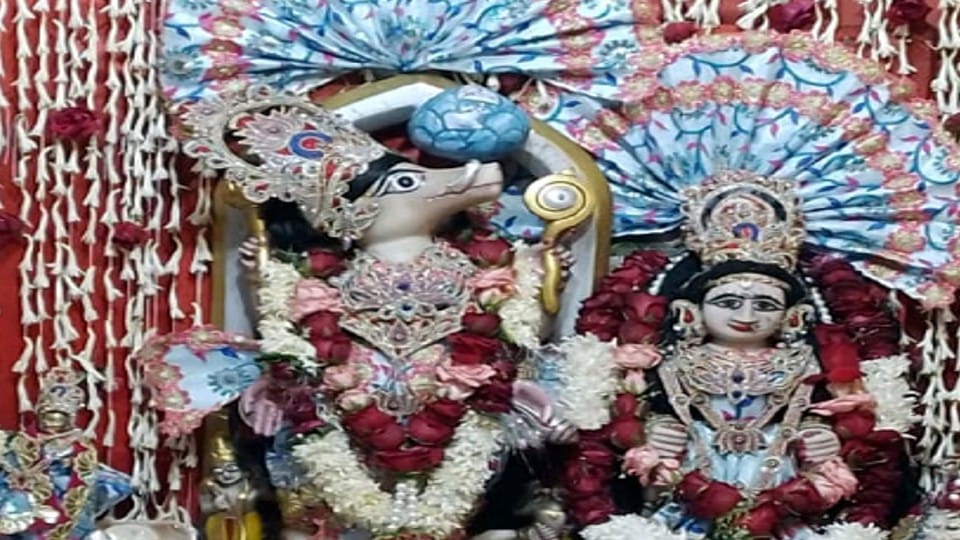 Treasure of Lord Varah temple opened and money showered on devotees in Soron kasganj