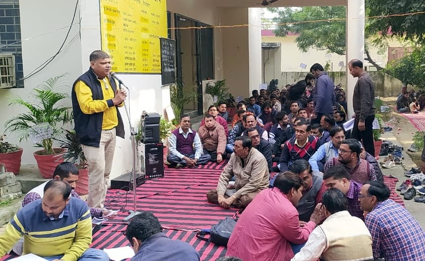 Electricians on strike, wandering consumers