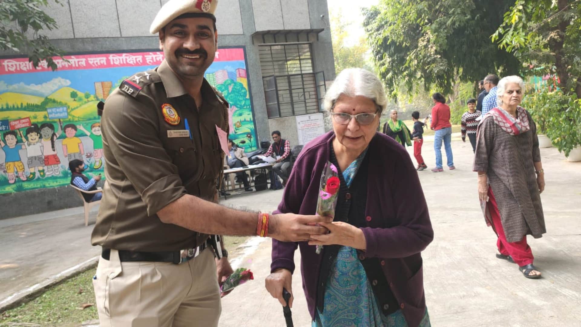 MCD Elections 2022 Elderly voters were welcomed by giving flowers