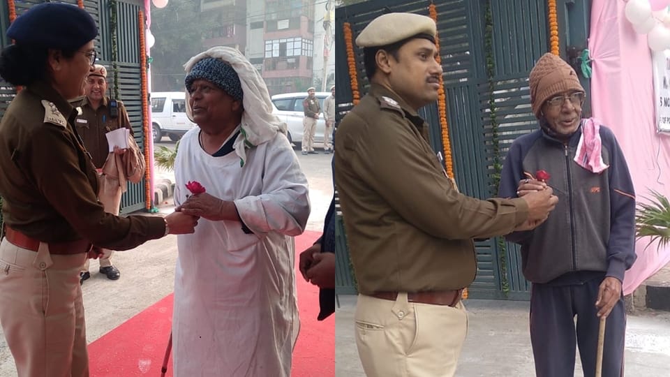 MCD Elections 2022 Elderly voters were welcomed by giving flowers