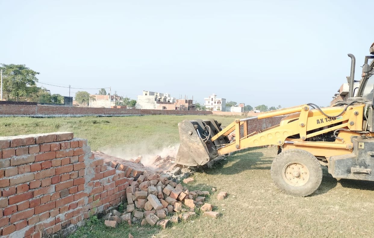 Buldozer ran over illegal ploting of bhoomafia singla