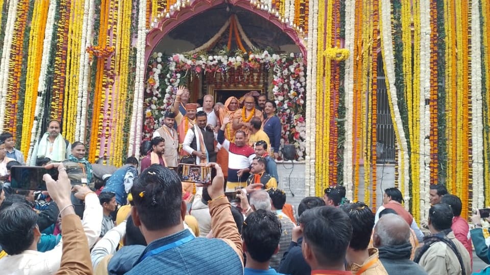 Treasure of Lord Varah temple opened and money showered on devotees in Soron kasganj