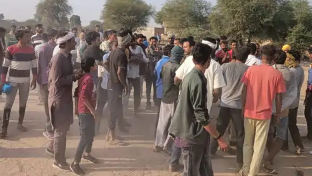Two Groups Fight For Crossing Railway Track Road In Rajasthan SriGanganagar News in Hindi