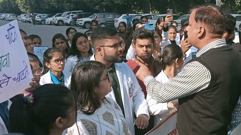 MBBS Students Protest outside Kalpana Chawla Government Medical College