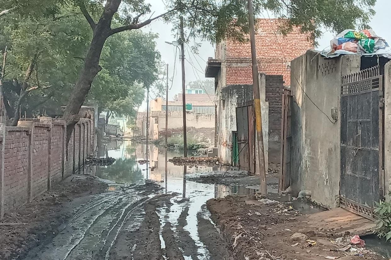 Hathras: Waterlogging on the main road in Nagla Kunvarji, piles of filth