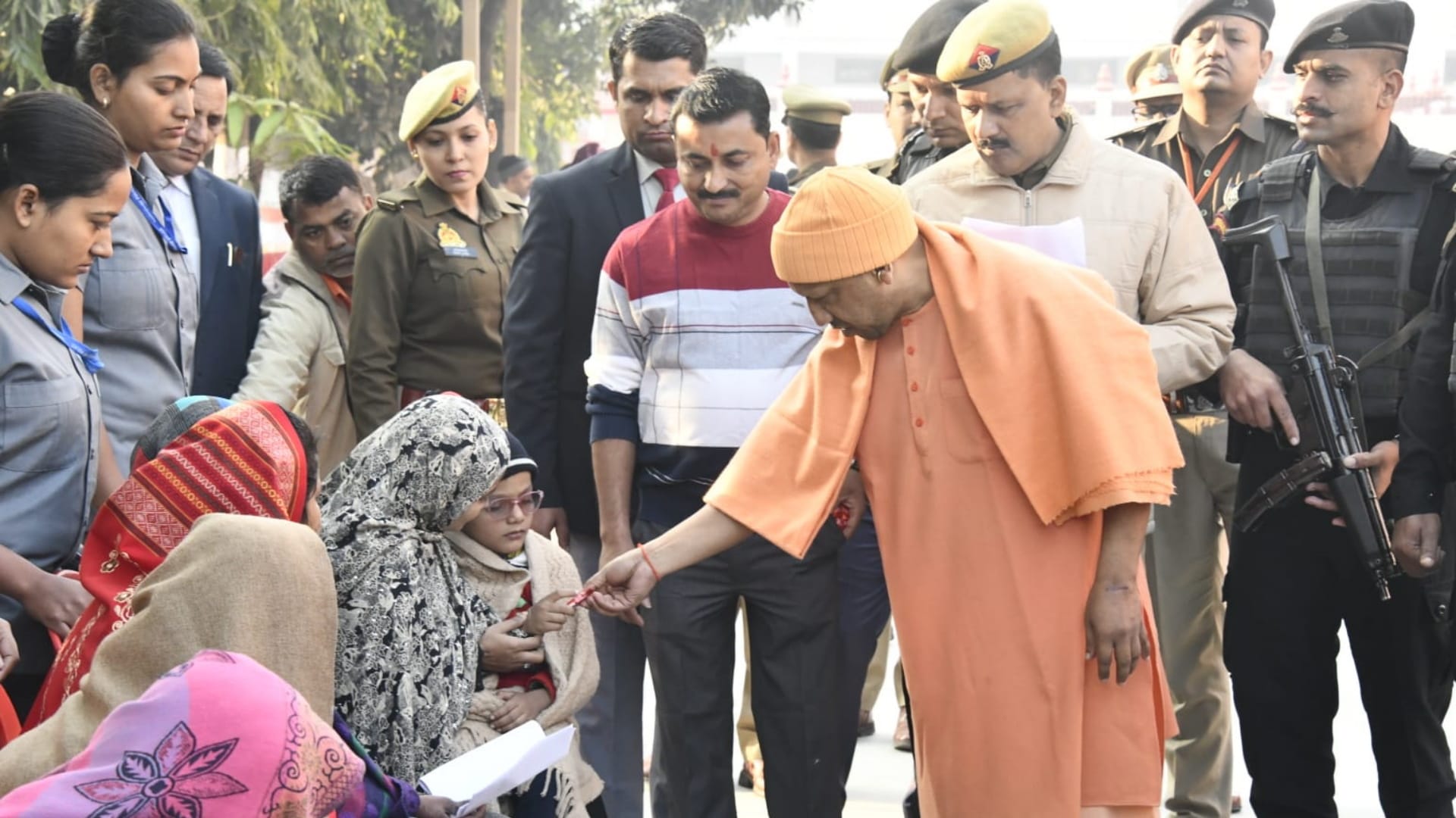 Chief Minister Yogi Adityanath listened to the complaint in Gorakhpur see photos
