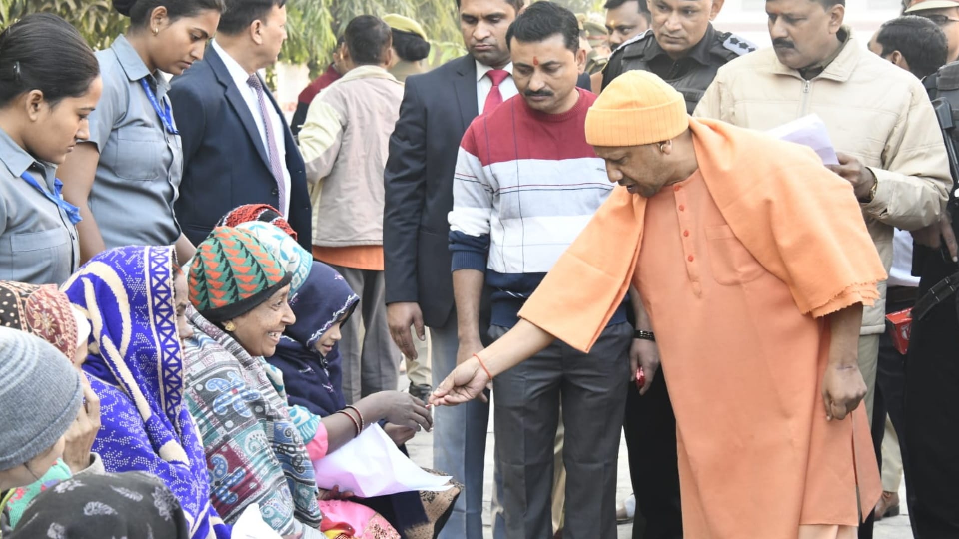 Chief Minister Yogi Adityanath listened to the complaint in Gorakhpur see photos
