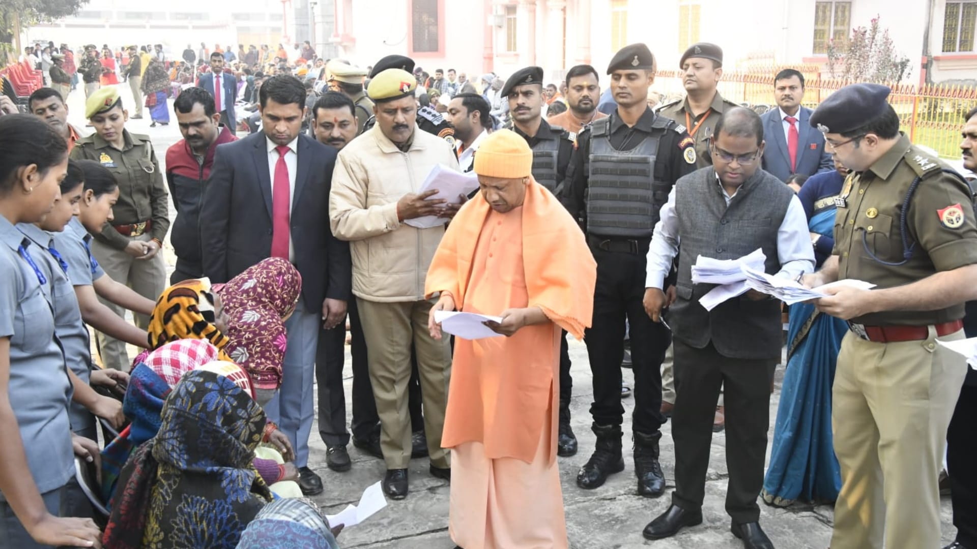 Chief Minister Yogi Adityanath listened to the complaint in Gorakhpur see photos