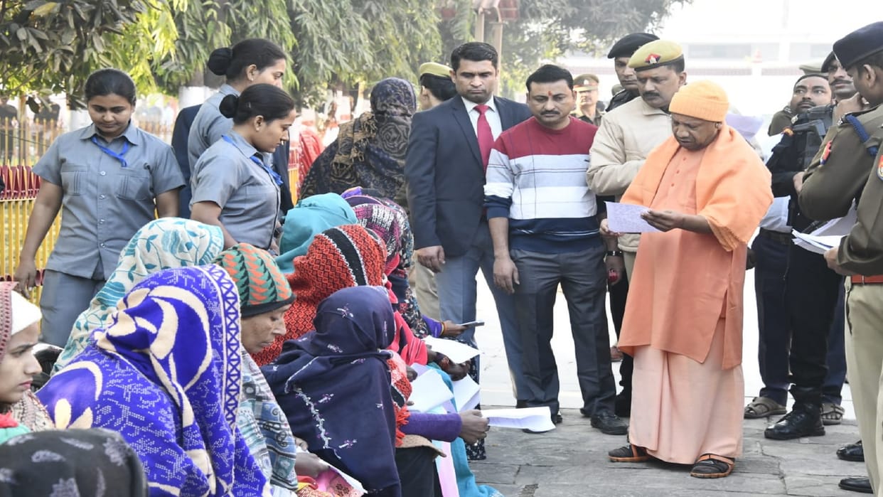 Chief Minister Yogi Adityanath listened to the complaint in Gorakhpur see photos
