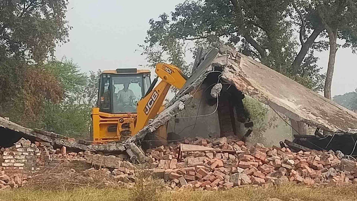 bulldozer ran in Kannauj: Administration demolished SP leader school
