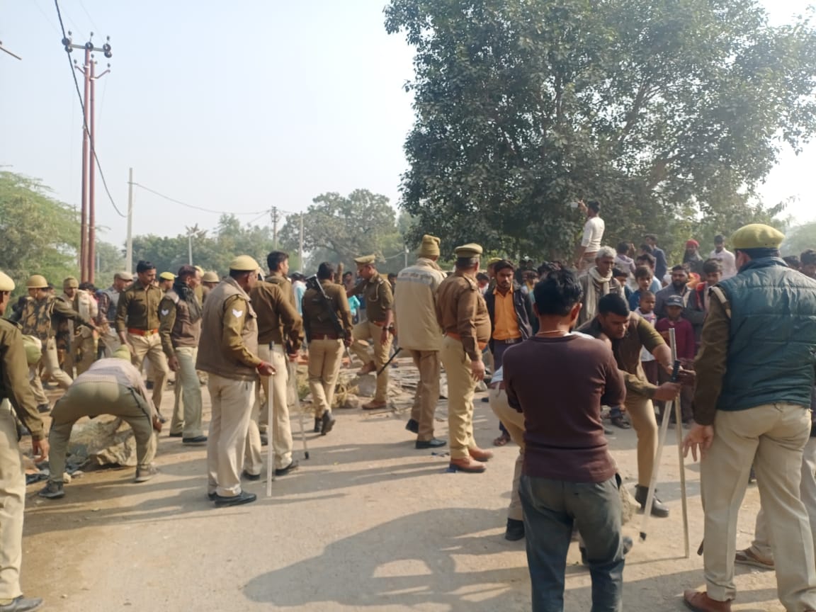 Dumper crushes innocent in Mahoba, angry villagers block
