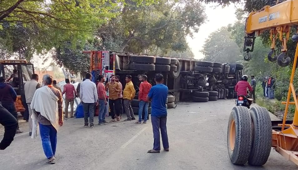 Truck loaded with sugar overturned, highway jammed for two hours