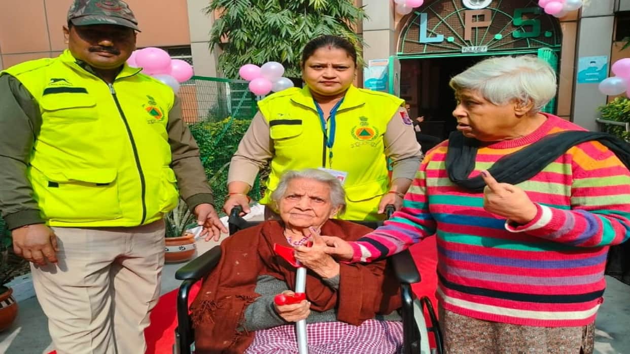 MCD Elections 2022 Elderly voters were welcomed by giving flowers